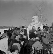 Druga połowa lat 70., obwód irkucki, Rosyjska Federacyjna Socjalistyczna Republika Radziecka, ZSRR.
Uczestnicy święta pożegnania syberyjskiej zimy stoją przy śnieżnej rzeźbie uosabiającej Zimę.
Fot. Mikołaj Nesterowicz, zbiory Ośrodka KARTA