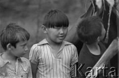 Lata 70., Jakucka Autonomiczna Socjalistyczna Republika Radziecka, RFSRR, ZSRR.
Dzieci w osadzie Ewenków.
Fot. Mikołaj Nesterowicz, zbiory Ośrodka KARTA