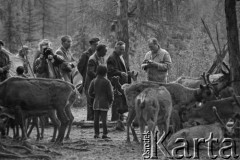 Lata 70., Jakucka Autonomiczna Socjalistyczna Republika Radziecka, RFSRR, ZSRR.
Dziennikarze odwiedzają osadę Ewenków w tajdze.
Fot. Mikołaj Nesterowicz, zbiory Ośrodka KARTA