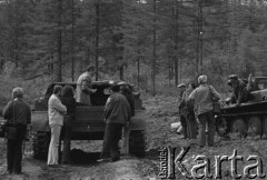 Lata 70., Jakucka Autonomiczna Socjalistyczna Republika Radziecka, RFSRR, ZSRR.
Dziennikarze i miejscowi w tajdze.
Fot. Mikołaj Nesterowicz, zbiory Ośrodka KARTA