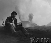 Lata 70., Kamczatka, ZSRR.
Operator Mikołaj Nesterowicz na zboczu jednego z czynnych kamczackich wulkanów. 
Fot. Mikołaj Nesterowicz, zbiory Ośrodka KARTA