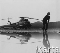 Lata 70., Kamczatka, ZSRR.
Chłopiec na lądowisku dla helikopterów nieopodal pasma kamczackich wulkanów.
Fot. Mikołaj Nesterowicz, zbiory Ośrodka KARTA