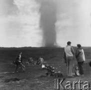 Lata 70., Kamczatka, ZSRR.
Grupa dziennikarzy przybyła podziwiać kamczackie wulkany.
Fot. Mikołaj Nesterowicz, zbiory Ośrodka KARTA
