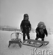 Lata 70., obwód magadański, Rosyjska Federacyjna Socjalistyczna Republika Radziecka, ZSRR.
Dzieci z saniami.
Fot. Mikołaj Nesterowicz, zbiory Ośrodka KARTA