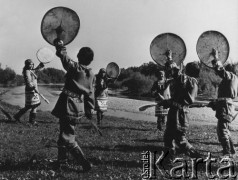 Lata 70., obwód magadański, Rosyjska Federacyjna Socjalistyczna Republika Radziecka, ZSRR.
Szamański obrzęd.
Fot. Mikołaj Nesterowicz, zbiory Ośrodka KARTA