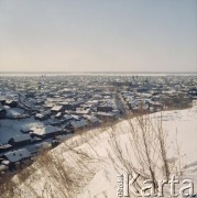 Druga połowa lat 70., Tobolsk, obwód tiumeński, RFSRR, ZSRR.
Panorama miasta. W oddali widoczna rzeka Irtysz.
Fot. Mikołaj Nesterowicz, zbiory Ośrodka KARTA
