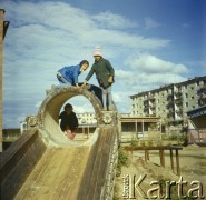 Druga połowa lat 70., Tobolsk, obwód tiumeński, RFSRR, ZSRR.
Dzieci bawią się na osiedlu nowych bloków z wielkiej płyty.
Fot. Mikołaj Nesterowicz, zbiory Ośrodka KARTA
