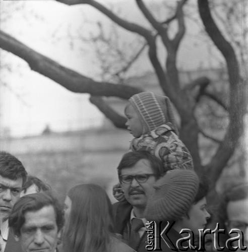 9 maja lata 70., Moskwa, Związek Radziecki.
Obchody Dnia Zwycięstwa. Spotkanie weteranów zorganizowane na placu Swierdłowskim (obecnie plac Teatralny) przed Teatrem Bolszoj. Na fotografii moskwianie uczestniczące w wydarzeniu.
Fot. Mikołaj Nesterowicz, zbiory Ośrodka KARTA