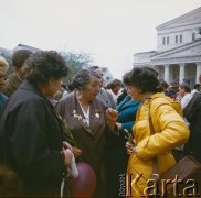 9 maja lata 70., Moskwa, Związek Radziecki.
Obchody Dnia Zwycięstwa. Spotkanie weteranów zorganizowane na placu Swierdłowskim (obecnie plac Teatralny) przed Teatrem Bolszoj. Dziennikarka Elwira Kruszyńska-Nesterowicz (z prawej strony) rozmawia z kobietami uczestniczącymi w wydarzeniu.
Fot. Mikołaj Nesterowicz, zbiory Ośrodka KARTA