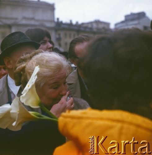 9 maja lata 70., Moskwa, Związek Radziecki.
Obchody Dnia Zwycięstwa. Spotkanie weteranów zorganizowane na placu Swierdłowskim (obecnie plac Teatralny) przed Teatrem Bolszoj. Tyłem stoi dziennikarka Elwira Kruszyńska-Nesterowicz rozmawiająca z kobietami-weterankami uczestniczącycmi w wydarzeniu.
Fot. Mikołaj Nesterowicz, zbiory Ośrodka KARTA