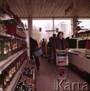 Lata 70., Moskwa, Związek Radziecki.
Dziennikarka Elwira Kruszyńska-Nesterowicz robi zakupy w sklepie samoobsługowym na jednym z moskiewskich osiedli.
Fot. Mikołaj Nesterowicz, zbiory Oúrodka KARTA
