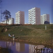 Lata 70., Moskwa, Związek Radziecki.
Dziewczynki bawią się nad kanałem na jednym z osiedli bloków z wielkiej płyty.
Fot. Mikołaj Nesterowicz, zbiory Ośrodka KARTA