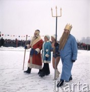 Lata 70., Moskwa, Związek Radziecki.
Festiwal morsów zorganizowny na zamarzniętej rzece Moskwa. Uczestnicy imprezy w przebraniach.
Fot. Mikołaj Nesterowicz, zbiory Ośrodka KARTA