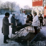 Lata 70., Moskwa, Związek Radziecki.
Sprzedaż szaszłyków z rusztu na ulicznym stoisku.
Fot. Mikołaj Nesterowicz, zbiory Ośrodka KARTA