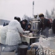 Lata 70., Moskwa, Związek Radziecki.
Festiwal morsów zorganizowny na zamarzniętej rzece Moskwa. Serwowanie gorących napojów i przekąsek z ulicnego stoiska.
Fot. Mikołaj Nesterowicz, zbiory Ośrodka KARTA