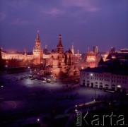 Lata 70., Moskwa, Związek Radziecki.
Nocna panorama Placu Czerwonego i Kremla. W centralnej części kadru widoczny Sobór Wasyla Błogosławionego. Za nim (na lewo) kopuł nad skrzydłem budynku Senatu,  mury obronne z Basztą Spasską z zegarem, na prawo - Baszta Nikolska i budynek Państwowego Muzeum Historycznego. 
Fot. Mikołaj Nesterowicz, zbiory Ośrodka KARTA