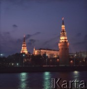 Lata 70., Moskwa, Związek Radziecki.
Nocna panorama Kremla. Widok z Bulwaru Sofijskiego na rzekę Moskwa i mury obronne z Basztą Wodociągu (po prawej) i Basztą Borowicką (po lewej).
Fot. Mikołaj Nesterowicz, zbiory Ośrodka KARTA