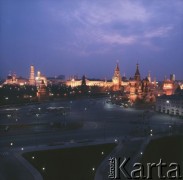 Lata 70., Moskwa, Związek Radziecki.
Nocny widok na Plac Czerwony i Kreml. W głębi kadru, po prawej stronie, Sobór Wasyla Błogosławionego. Za nim Baszta Spasska z zegarem na wieży, skrzydło budynku Senatu, Baszta Konstantino-Jeleninska. Na horyzoncie, po lewej stronie, Dzwonnica Iwana Wielkiego.
Fot. Mikołaj Nesterowicz, zbiory Ośrodka KARTA