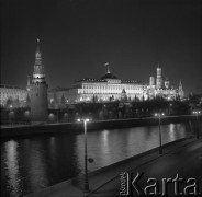 Lata 70., Moskwa, Związek Radziecki.
Nocna panorama Kremla - ujęcie z Bulwaru Sofijskiego. Widok na rzekę Moskwa, mury obronne (po lewej stronie Baszta Wodociągu) i Wielki Pałac Kremlowski. W głębi kadru, po prawej stronie, Dzwonnica Iwana Wielkiego oraz Sobór Św. Michała Archanioła.
Fot. Mikołaj Nesterowicz, zbiory Ośrodka KARTA