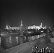 Lata 70., Moskwa, Związek Radziecki.
Nocna panorama Kremla - ujęcie z Bulwaru Sofijskiego. Widok na rzekę Moskwa, mury obronne (po lewej stronie Baszta Wodociągu) i Wielki Pałac Kremlowski. W głębi kadru, po prawej stronie, Dzwonnica Iwana Wielkiego oraz Sobór Św. Michała Archanioła.
Fot. Mikołaj Nesterowicz, zbiory Ośrodka KARTA