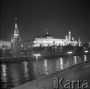 Lata 70., Moskwa, Związek Radziecki.
Nocna panorama Kremla - ujęcie z Bulwaru Sofijskiego. Widok na rzekę Moskwa, mury obronne (po lewej stronie Baszta Wodociągu) i Wielki Pałac Kremlowski. W głębi kadru, po prawej stronie, Dzwonnica Iwana Wielkiego oraz Sobór Św. Michała Archanioła.
Fot. Mikołaj Nesterowicz, zbiory Ośrodka KARTA