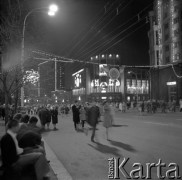Lata 70., Moskwa, Związek Radziecki.
Nocne życie na Prospekcie Gorkiego (od 1990 roku Twerski Prospekt). Widok od strony Kamergerskiego Zaułku w kierunku placu Czerwonego. W głębi kadru (po prawej stronie) oświetlony neonami budynek Centralnego Telegrafu, na którego fasadzie powieszono transparent z podobizną Lenina, dalej nieistniejący już dziś hotel Intourist.
Fot. Mikołaj Nesterowicz, zbiory Ośrodka KARTA
