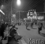 Lata 70., Moskwa, Związek Radziecki.
Nocne życie na Prospekcie Gorkiego (od 1990 roku Twerski Prospekt). Widok od strony Kamergerskiego Zaułku w kierunku placu Czerwonego. W głębi kadru (po prawej stronie) oświetlony neonami budynek Centralnego Telegrafu, na którego fasadzie powieszono transparent z podobizną Lenina, dalej nieistniejący już dziś hotel Intourist.
Fot. Mikołaj Nesterowicz, zbiory Ośrodka KARTA