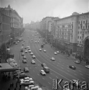 Lata 70., Moskwa, Związek Radziecki.
Prospekt Gorkiego - od 1990 roku Twerski Prospekt. Widok z okna nieistniejącego dziś budynku hotelu Intourist przy ulicy Twerskiej 3. Wybudowany w 1970 roku, przeszklony gmach prestizowego hotelu Intourist był jednym z architektonicznych symboli ery sowieckiej. W 2002 roku budynek zburzono, a w jego miejscu wzniesiono hotel Ritz-Carlton. Po lewej stronie ulicy (pierwszy od lewej) widoczny modernistyczny budynek Centralnego Telegrafu.
Fot. Mikołaj Nesterowicz, zbiory Ośrodka KARTA