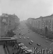 Lata 70., Moskwa, Związek Radziecki.
Prospekt Gorkiego - od 1990 roku Twerski Prospekt. Widok z okna nieistniejącego dziś budynku hotelu Intourist przy ulicy Twerskiej 3. Wybudowany w 1970 roku, przeszklony gmach prestizowego hotelu Intourist był jednym z architektonicznych symboli ery sowieckiej. W 2002 roku budynek zburzono, a w jego miejscu wzniesiono hotel Ritz-Carlton. Po lewej stronie ulicy (pierwszy od lewej) widoczny modernistyczny budynek Centralnego Telegrafu.
Fot. Mikołaj Nesterowicz, zbiory Ośrodka KARTA