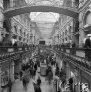 Lata 70., Moskwa, Związek Radziecki.
Jeden z pasaży w Państwowym Domu Towarowym (Gosudarstwiennyj Uniwiersalnyj Magazin - GUM). Dom handlowy mieścił się w budynku wzniesionym w latach 1890 -1893 według pomysłu architekta Aleksandra Pomierancewa i inżyniera Władymira Szuchowa. Projekt łączył w sobie nawiązania do stylu staroruskiego oraz ówczesnej neoklasycystycznej architektury brytyjskiej. 
Fot. Mikołaj Nesterowicz, zbiory Ośrodka KARTA