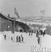 Lata 70., Moskwa, Związek Radziecki.
Narciarze na Leninskijich Gorkach (Lenionowskich Wzgórzach). Na dalszym planie skocznia narciarska i rzeka Moskwa.
Fot. Mikołaj Nesterowicz, zbiory Ośrodkas KARTA
