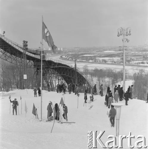 Lata 70., Moskwa, Związek Radziecki.
Narciarze na Leninskijich Gorkach (Lenionowskich Wzgórzach). Na dalszym planie skocznia narciarska i rzeka Moskwa.
Fot. Mikołaj Nesterowicz, zbiory Ośrodkas KARTA