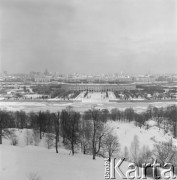 Lata 70., Moskwa, Związek Radziecki.
Panorama miasta z Leninskijich Gorek (Leninowskich Wzgórz) - widokna rzekę Moskwę i Stadion Łużniki. 
Fot. Mikołaj Nesterowicz, zbiory Ośrodka KARTA