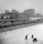 Lata 70., Moskwa, Związek Radziecki.
Zabawa na A›niegu na skarpie przy naziemnej stacji metra.
Fot. Mikołaj Nesterowicz, zbiory Ośrodka KARTA
