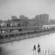 Lata 70., Moskwa, Związek Radziecki.
Zabawa na A›niegu na skarpie przy naziemnej stacji metra.
Fot. Mikołaj Nesterowicz, zbiory Ośrodka KARTA