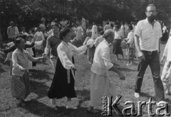 1989, Phenian, Koreańska Republika Ludowo-Demokratyczna.
Reżyser Andrzej Fidyk pośród miejscowej ludności.
Fot. Mikołaj Nesterowicz, zbiory Ośrodka KARTA