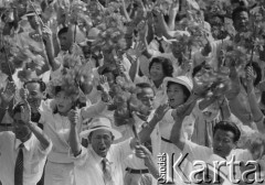 1989, Phenian, Koreańska Republika Ludowo-Demokratyczna.
Obchody 40-leciaistnienia Koreańskiej Republiki Demokratyczno-Ludowej. Wiwatujący uczestnicy defilady.
Fot. Mikołaj Nesterowicz, zbiory Ośrodka KARTA