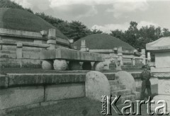 1989, Phenian, Koreańska Republika Ludowo-Demokratyczna.
Żołnierz strzeże zabytkowego Kompleksu Grobowców Goguryeo. 
Fot. Mikołaj Nesterowicz, zbiory Ośrodka KARTA