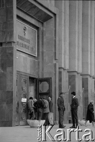 1992, okolice Groznego, Czeczeńska Republika Iczkerii.
Wejście do Pałacu Prezydenckiego w Groznym.
Fot. Mikołaj Nesterowicz, zbiory Ośrodka KARTA