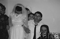 1992, Republika Inguszetii.
Inguskie wesele. Rodzina towarzyszy pannie młodej w domu w oczekiwaniu na przybycie pana młodego i rozpoczęcie ceremonii.
Fot. Mikołaj Nesterowicz, zbiory Ośrodka KARTA