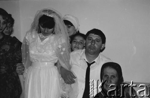 1992, Republika Inguszetii.
Inguskie wesele. Rodzina towarzyszy pannie młodej w domu w oczekiwaniu na przybycie pana młodego i rozpoczęcie ceremonii.
Fot. Mikołaj Nesterowicz, zbiory Ośrodka KARTA