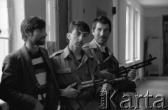 1992, Grozny, Czeczeńska Republika Iczkerii.
Mężczyźni z bronią w dawnym budynku telewizji
Fot. Mikołaj Nesterowicz, zbiory Ośrodka KARTA