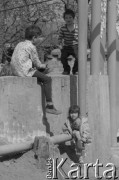 1992, Republika Inguszetii.
Inguskie dzieci na podwórzu.
Fot. Mikołaj Nesterowicz, zbiory Ośrodka KARTA