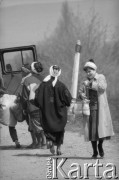 1992, Republika Inguszetii.
Inguskie kobiety na drodze.
Fot. Mikołaj Nesterowicz, zbiory Ośrodka KARTA