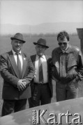 1992, Republika Inguszetii.
Goście inguskiego wesela. Po prawej polski reżyser i scenarzysta Waldemar Karwat.
Fot. Mikołaj Nesterowicz, zbiory Ośrodka KARTA