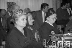 1992, prawdopodobnie Grozny, Czeczeńska Republika Iczkerii.
Uroczysta inauguracja działalności fundacji kulturalnej im. Wassana Gireja Dżabagi. Za stołem 3. od lewej siedzi bohaterka filmu, Dżannet Dżabagi-Skibniewska - w czasie II wojny światowej członkini ZWZ, oficer Polskich Sił Zbrojnych, żołnierz II Brygady Strzelców Karpackich, sanitariuszka i korespondentka wojenna, dziennikarka. Córka Wassana Gireja Dżabagi, i wnuczka ostatniego chana Inguszy, Eldżiego Dżabagi.
Fot. Mikołaj Nesterowicz, zbiory Ośrodka KARTA