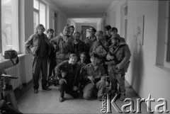 1992, prawdopodobnie Grozny, Czeczeńska Republika Iczkerii.
Ekipa filmowa w towarzystwie miejscowych mężczyzn w budynku będącym dawniej siedzibą telewizji. 1. od lewej stoi dźwiękowiec, Stanisław Kolenda, 1. od lewej przyklęknął operator, Mikołaj Nesterowicz.
Fot. NN, kolekcja Mikołaja Nesterowicza, zbiory Ośrodka KARTA
