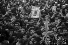 1992, Teheran, Islamska Republika Iranu.
Obchody trzeciej rocznicy śmierci przywódcy religijnego i politycznego Iranu Ruhollaha Chomejniego. Tłum mężczyzn zebranych w mauzoleum mieszczącym grób imama na cmentarzu Behesht-e Zahra.
Fot. Mikołaj Nesterowicz, zbiory Ośrodka KARTA