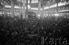 1992, Teheran, Islamska Republika Iranu.
Obchody trzeciej rocznicy śmierci przywódcy religijnego i politycznego Iranu Ruhollaha Chomejniego. Tłum zebrany w mauzoleum mieszczącym grób imama na cmentarzu Behesht-e Zahra.
Fot. Mikołaj Nesterowicz, zbiory Ośrodka KARTA