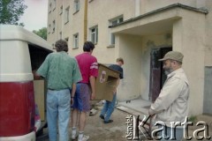 1993, Borne Sulinowo, woj. koszalińskie, Polska.
Realizacja reportażu Krystiana Przysieckiego o losach dawnego garnizonu wojskowego Armii Czerwonej i nowych mieszkańcach miasta. Nowi lokatorzy zasiedlają bloki mieszkalne należące do byłego kompleksu wojskowego, opuszczone przez żołnierzy radzieckich.
Fot. Mikołaj Nesterowicz, zbiory Ośrodka KARTA